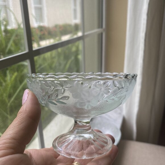 Raised Frosted Daisy Vine Footed Vintage Dessert Bowls Set of 4 - Picture 2 of 6